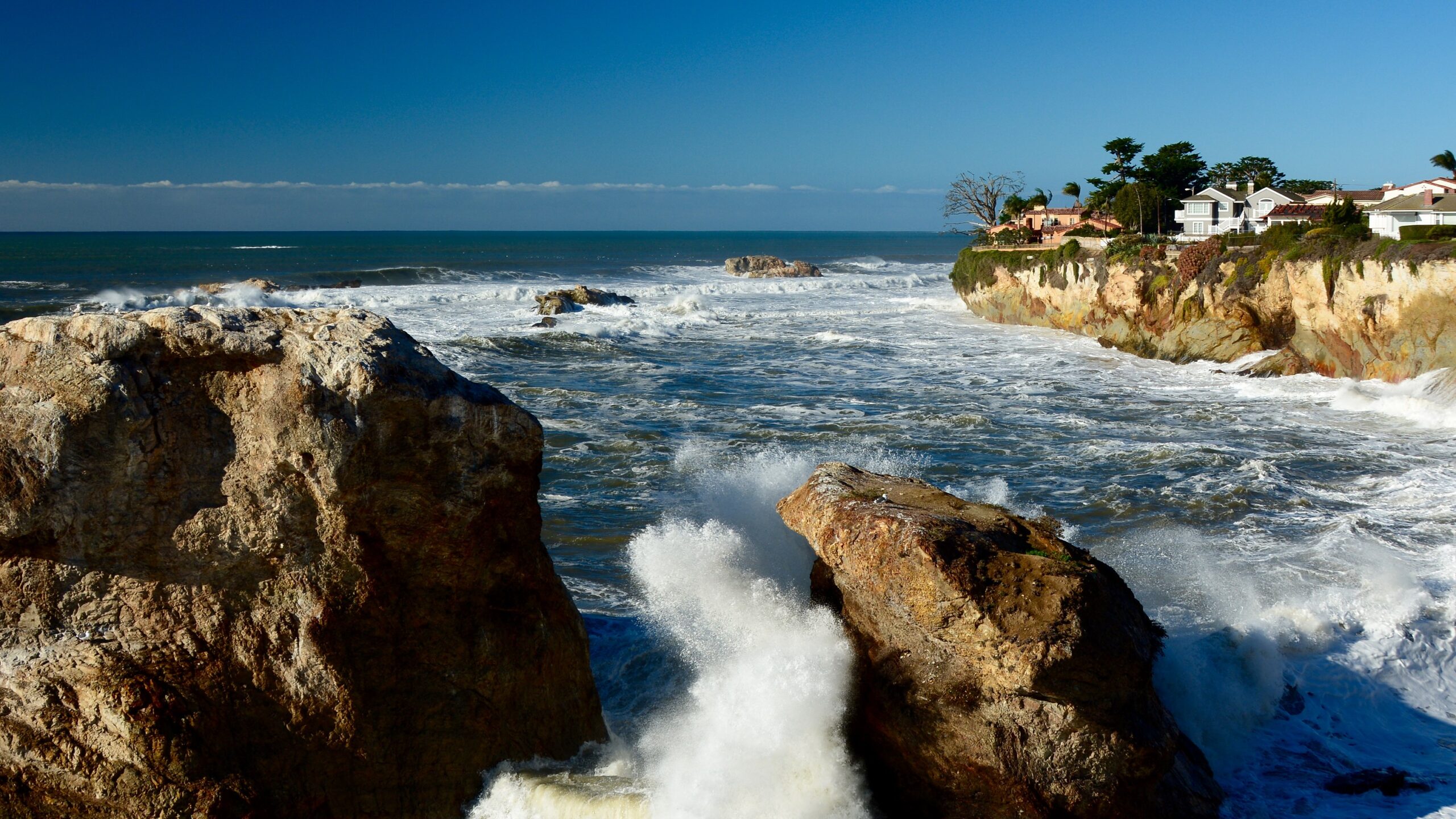 Large waves on the rocks at Shell Beach, California